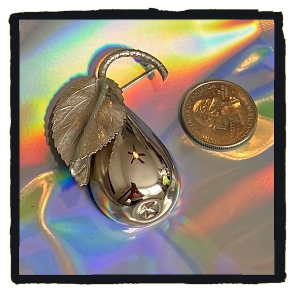💕Beautiful Vintage Silver Tone Pear Pin💕 - Picture 6 of 6